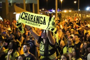 Com 50 anos de tradição, a bateria universitária Charanga conquistou o tricampeonato na Copa Inter Atléticas