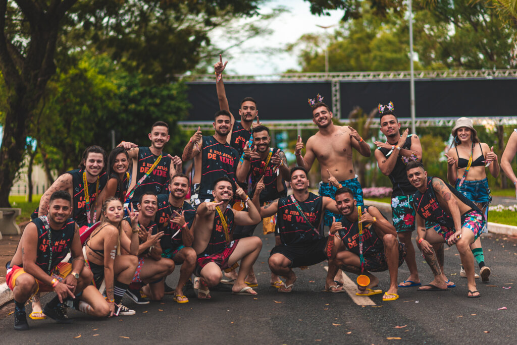 Um grupo na entrada do Parque do Peâo de Barretos